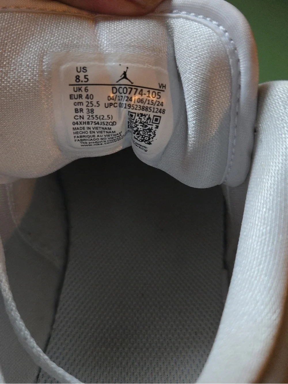 Jordan Low-Top Sneakers in White and Light Gray